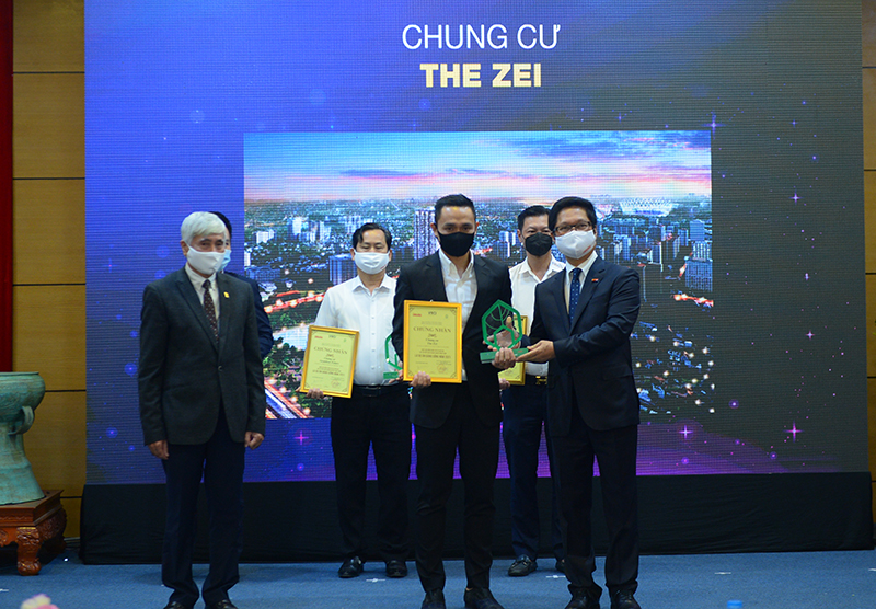 Ông Nguyễn Anh Tuấn - Phó Chủ tịch HĐQT HD Mon Holdings đơn vị phát triển Dự án The Zei nhận chứng nhận và kỷ niệm chương cho các dự án chung cư độc lập - Dự án đáng sống 2021.