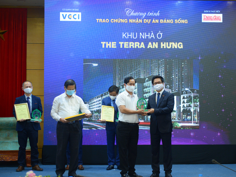BTC chương trình trao chứng nhận và kỷ niệm chương cho ông Nguyễn Huy Hoàng – Bí thư Đảng Ủy - Phó Tổng GĐ Công ty Cổ phần Đầu tư Văn Phú - Invest cho dự án The Terra An Hưng