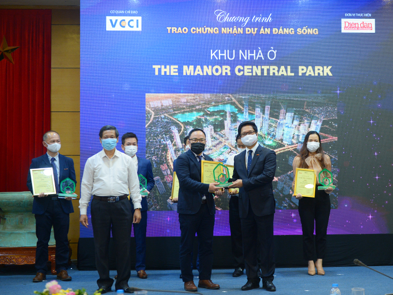 Ông Phan Lê Khôi, Giám đốc Marketing Công ty Cổ phần Bitexco đại diện dự án The Manor Central Park  nhận chứng nhận và kỷ niệm chương cho phân khu nhà ở - Dự án đáng sống 2021