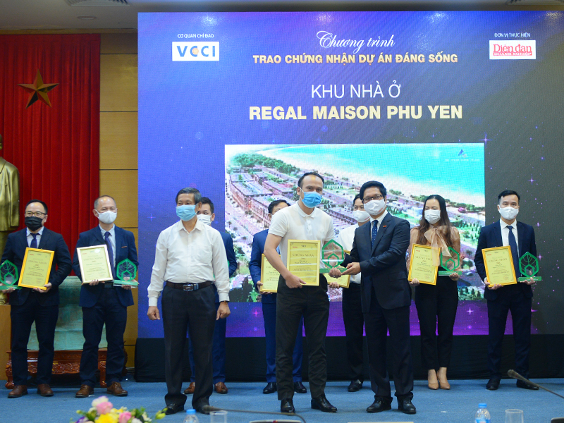 Ông Nguyễn Anh Tú – Giám đốc phát triển kinh doanh khu vực miền bắc Công ty cổ phần Đất xanh miền trung đơn vị phát triển dự án Regal Maison Phu Yen nhận chứng nhận và kỷ niệm chương cho phân khu nhà ở - Dự án đáng sống 2021