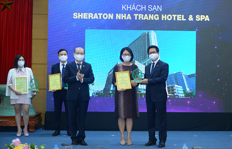 Bà Bùi Thị Vân Anh GD KD & Marketing Cty CP Tập đoàn Khách sạn BRG nhận chứng nhận và kỷ niệm chương cho khách sạn được yêu thích nhất từ BTC cho dự án Sheraton Nha Trang.