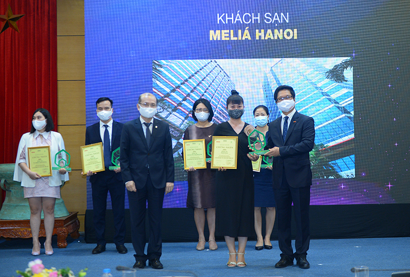 Bà Nguyễn Châu Dung - Giám đốc kinh doanh và tiếp thị khách sạn Melia nhận chứng nhận và kỷ niệm chương cho khách sạn được yêu thích nhất cho Melia Hà Nội.