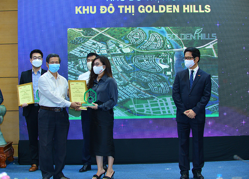 Bà Trần Thu Hiền – Giám đốc Ban Quản lý dự án và đầu tư Trung Nam Group nhận chứng nhận và kỷ niệm chương cho Phân khu C4 Golden Hill