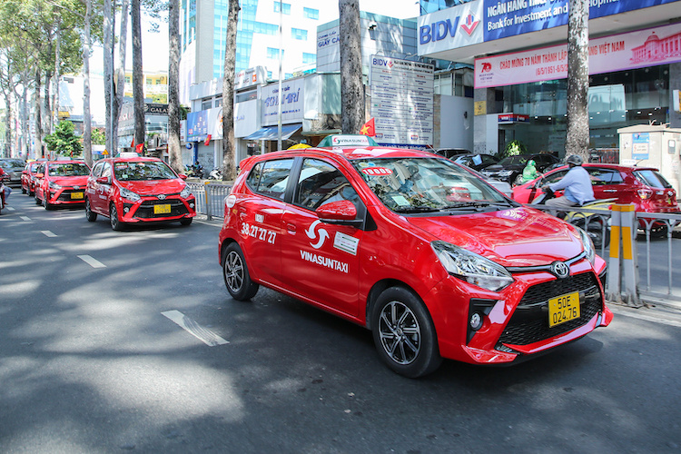 Vinasun chính thức ra mắt dòng xe taxi với nhận diện màu sắc mới - màu đỏ.