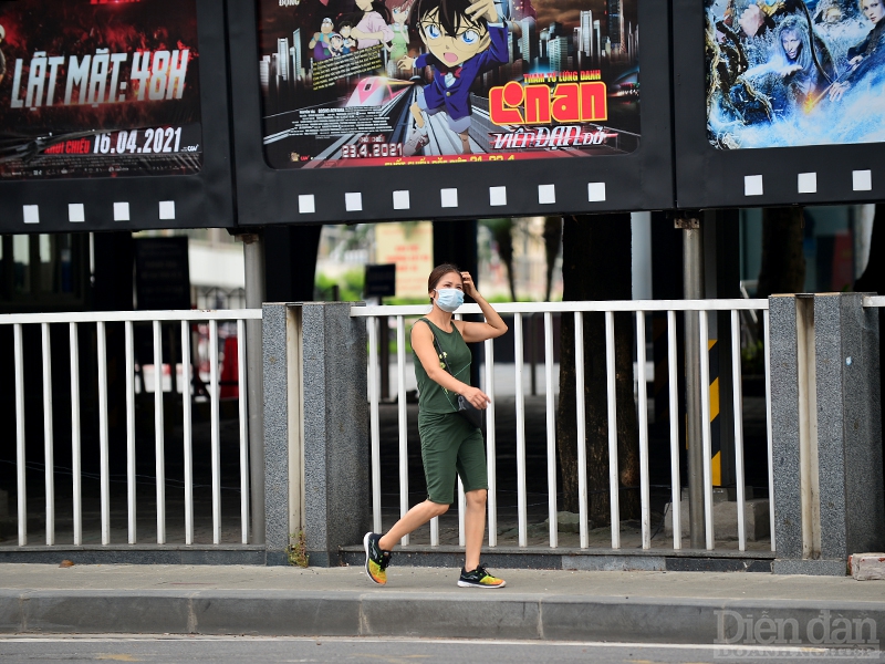 Một người đi bộ thể thao trên phố Thái Hà
