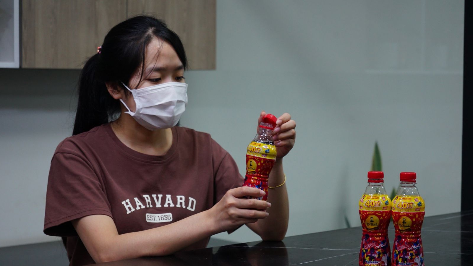 Nhân viên thực hiện ‘3 tại chỗ’ tại Công ty Tân Hiệp Phát được thanh nhiệt, giải độc cơ thể mỗi ngày với Trà Dr Thanh.