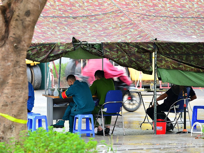 Lực lượng chức năng ở chốt kiểm soát trên phố Văn Cao