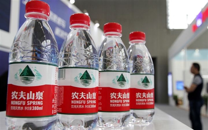 Sản phẩm nước đóng chai của Nong Fu Spring. (Ảnh: Bloomberg)