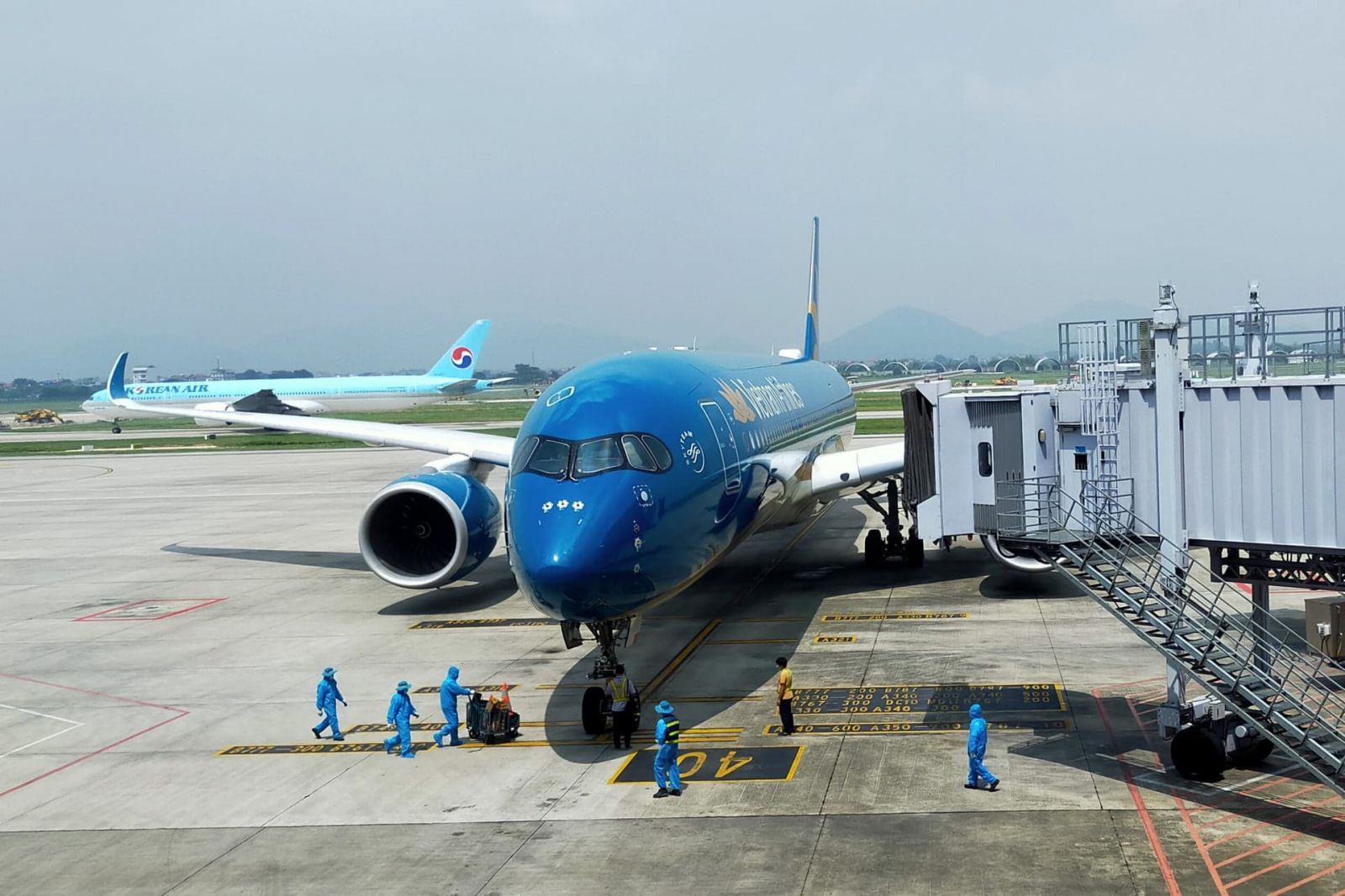 Vietnam Airlines kiến nghị phương án quy định mức giá sàn vé máy bay nội địa trong thời gian 36 tháng, mức giá sàn bằng 44% mức giá trần như Trung Quốc áp dụng giai đoạn từ 2004-2013.