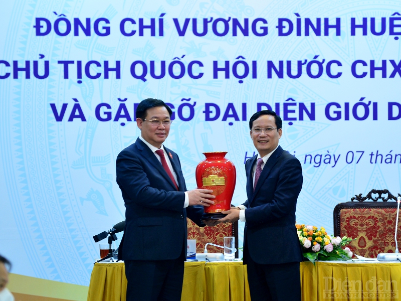 Chủ tịch Quốc hội Vương Đình Huệ tặng quà lưu niệm cho Chủ tịch VCCI Phạm Tấn Công.