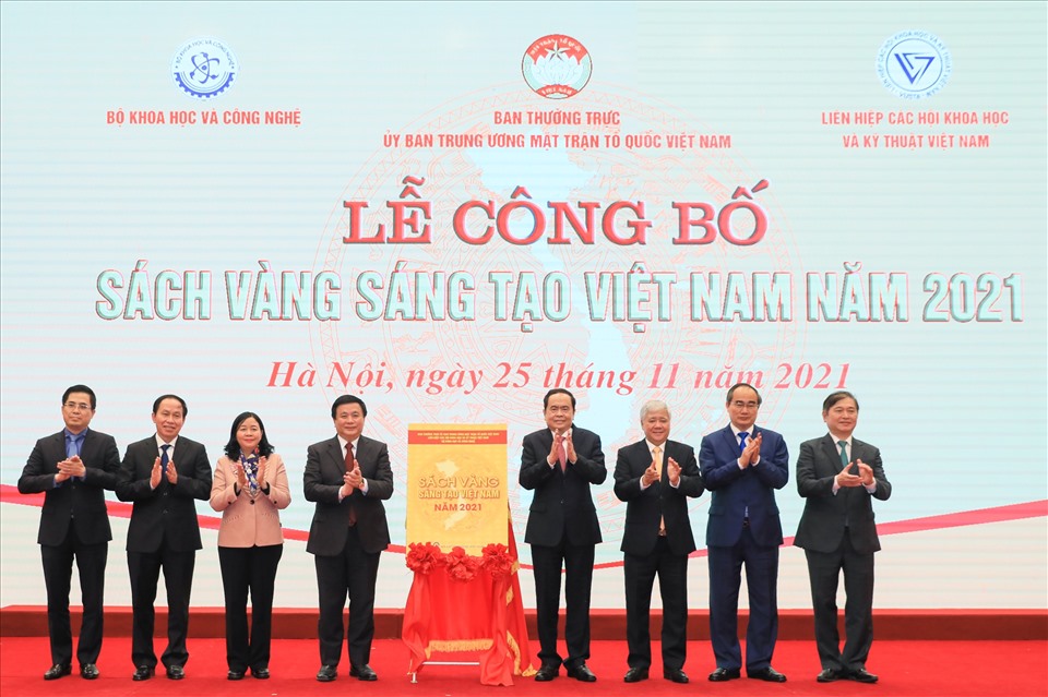 Lãnh đạo, nguyên lãnh đạo Đảng, Nhà nước, MTTQ Việt Nam thực hiện nghi thức công bố Sách vàng Sáng tạo Việt Nam năm 2021.p/