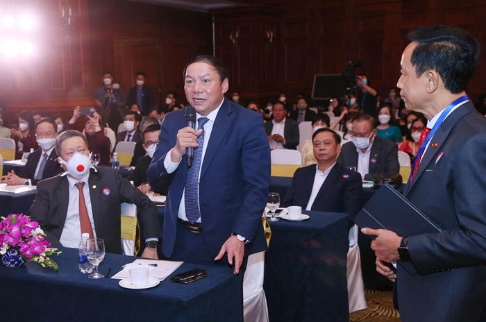 Bộ trưởng Bộ VHTT&DL Nguyễn Văn Hùng đặt câu hỏi tại tọa đàm.