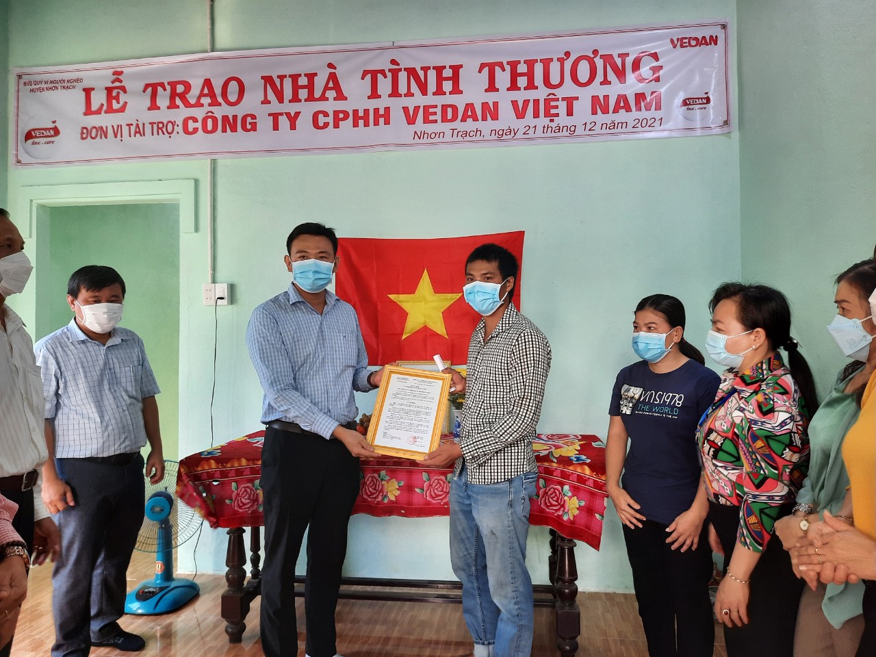 Đại diện chính quyền huyện trao tặng nhà cho gia đình anh Nguyễn Văn Xuân (ngụ tại ấp Long Hiệu, xã Long Tân, huyện Nhơn Trạch)