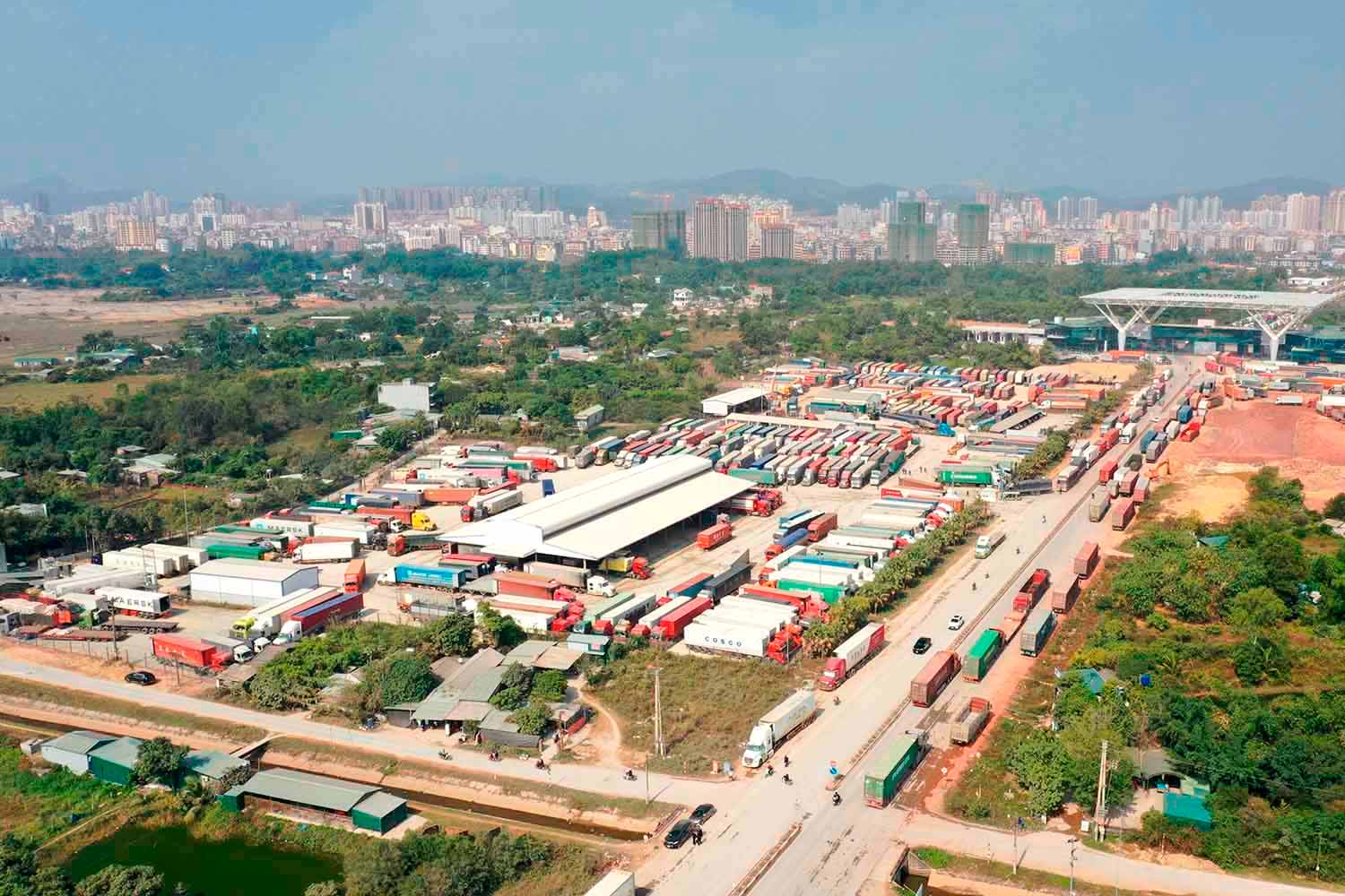 Xe chở nông sản xuất khẩu sang Trung Quốc đang bị ùn ứ tại các cửa khẩu ở Lạng Sơn và Quảng Ninh (ảnh: Phạm Công / Vietnamplus)