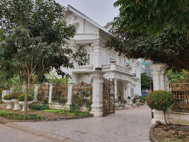 oanh nhân Nguyễn Văn Thành không ngần ngại đầu tư “khủng” để trang hoàng cho căn biệt thự dát vàng mang phong cách châu Âu của mình.