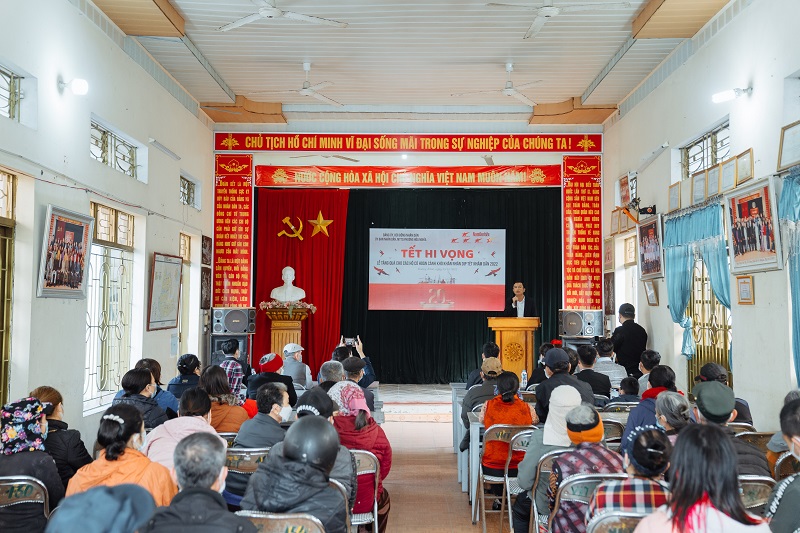 Tập đoàn Sao Đỏ trao quà Tết tại Quận Dương Kinh