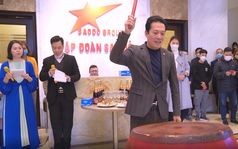 Ông Trần Văn Thắng, Chủ tịch HĐQT Tập đoàn Sao Đỏ đánh trống khai xuân