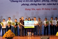 Quỹ sữa “Vươn cao Việt Nam” và Vinamilk trao tặng 44.709 ly sữa cho trẻ em tỉnh Hưng Yên