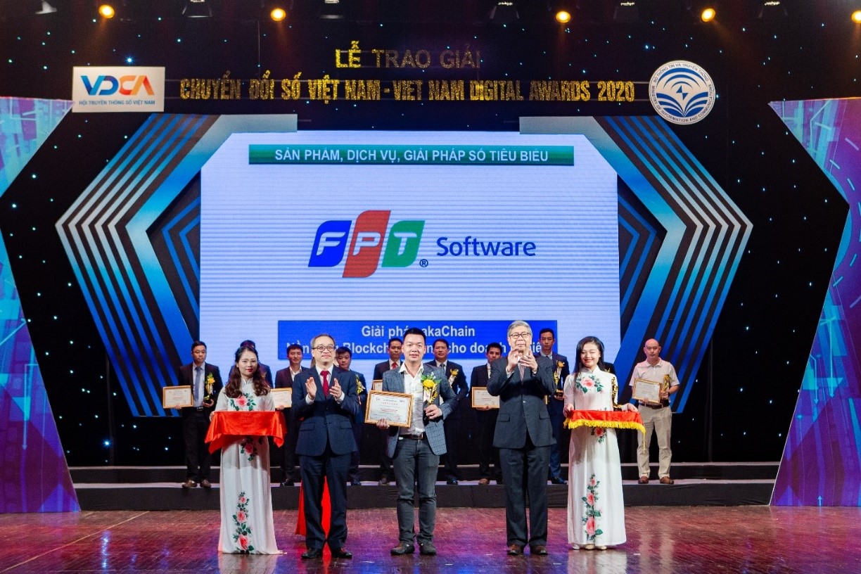 Đại diện FPT Software nhận giải thưởng