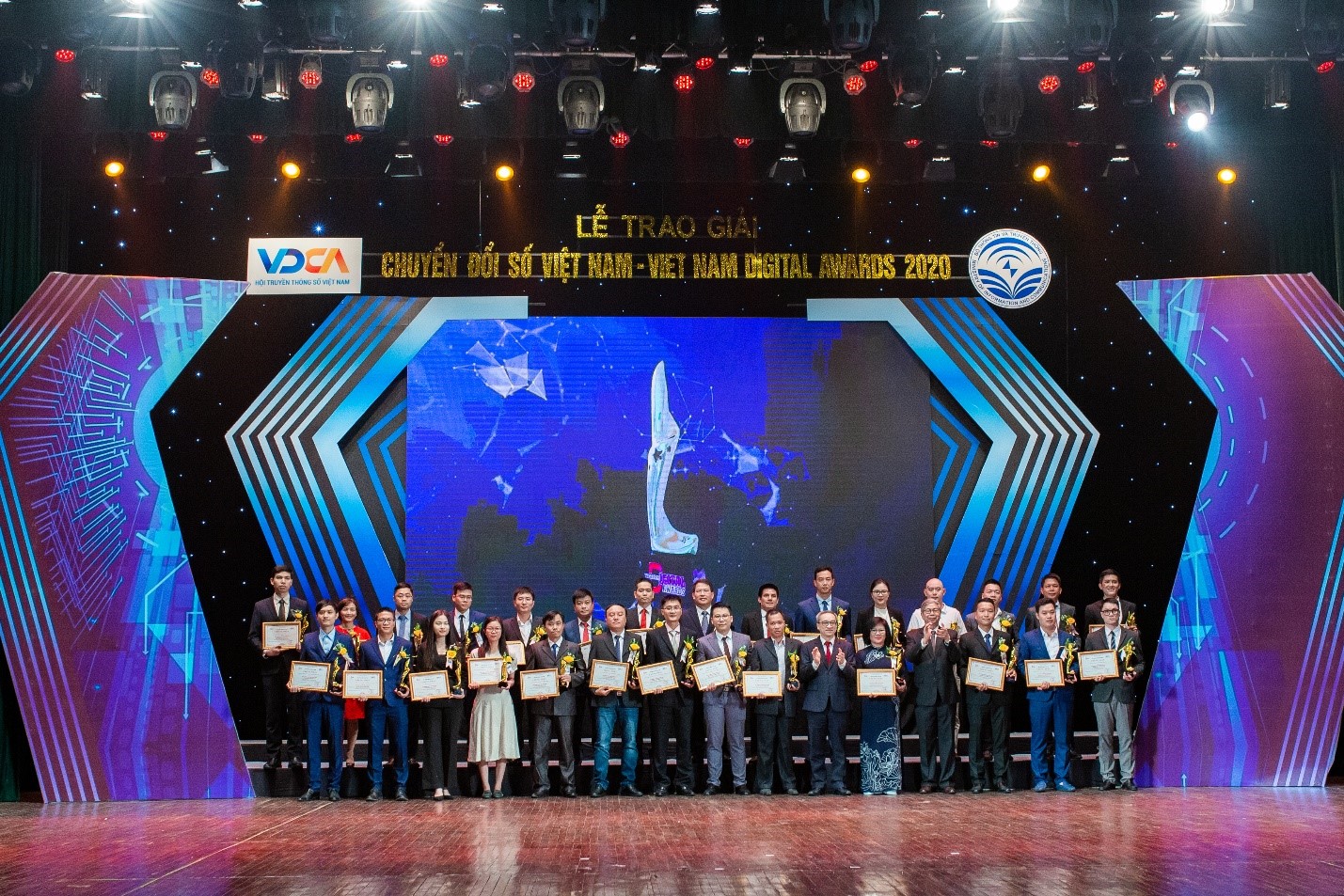 Đại diện 27 doanh nghiệp đạt giải Chuyển đổi số Việt Nam 2020.