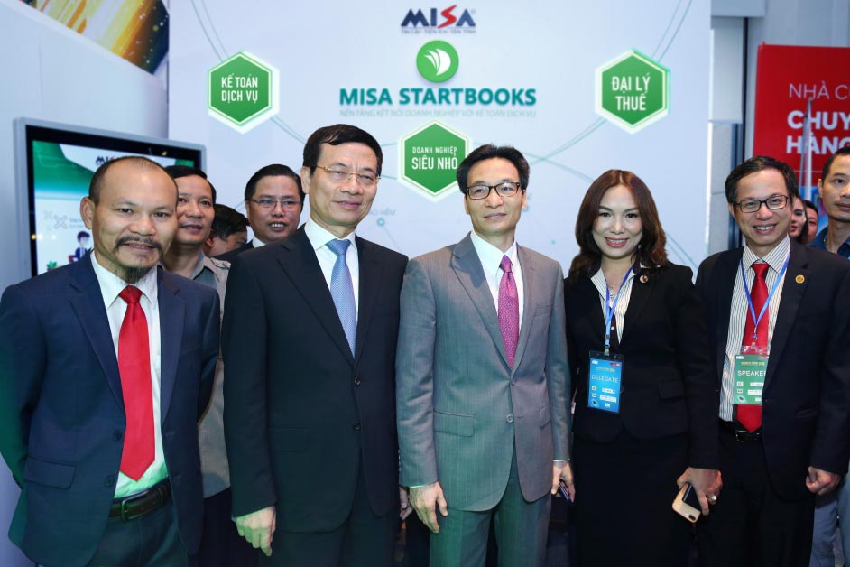 Phó thủ tướng Vũ Đức Đam và Bộ trưởng Bộ TT&TT Nguyễn Mạnh Hùng chúc mừng MISA tiên phong phát triển nền tảng kế toán và quản trị doanh nghiệp tại Vietnam ICT Summit 2019