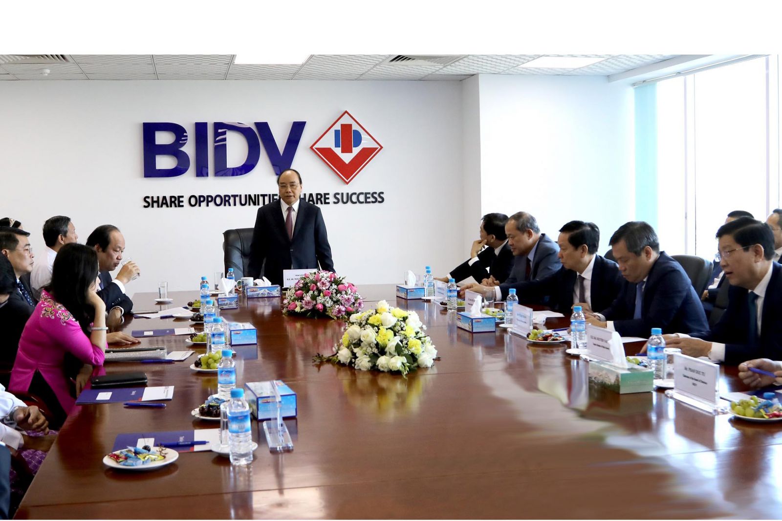 Thủ tướng Chính phủ Nguyễn Xuân Phúc làm việc với CBNV BIDV tại