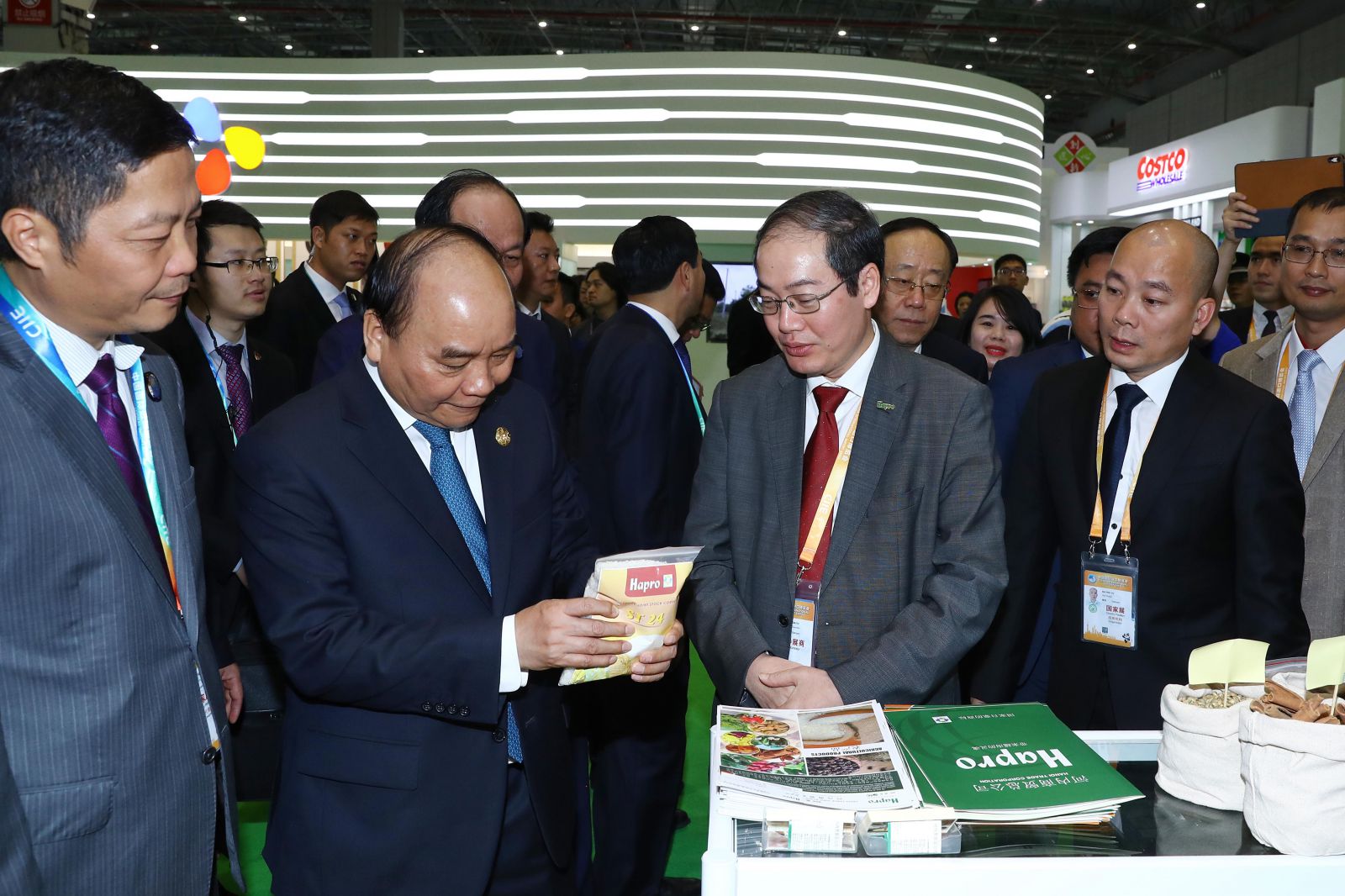 Thủ tướng Nguyễn Xuân Phúc đánh giá cao những sản phẩm của Hapro