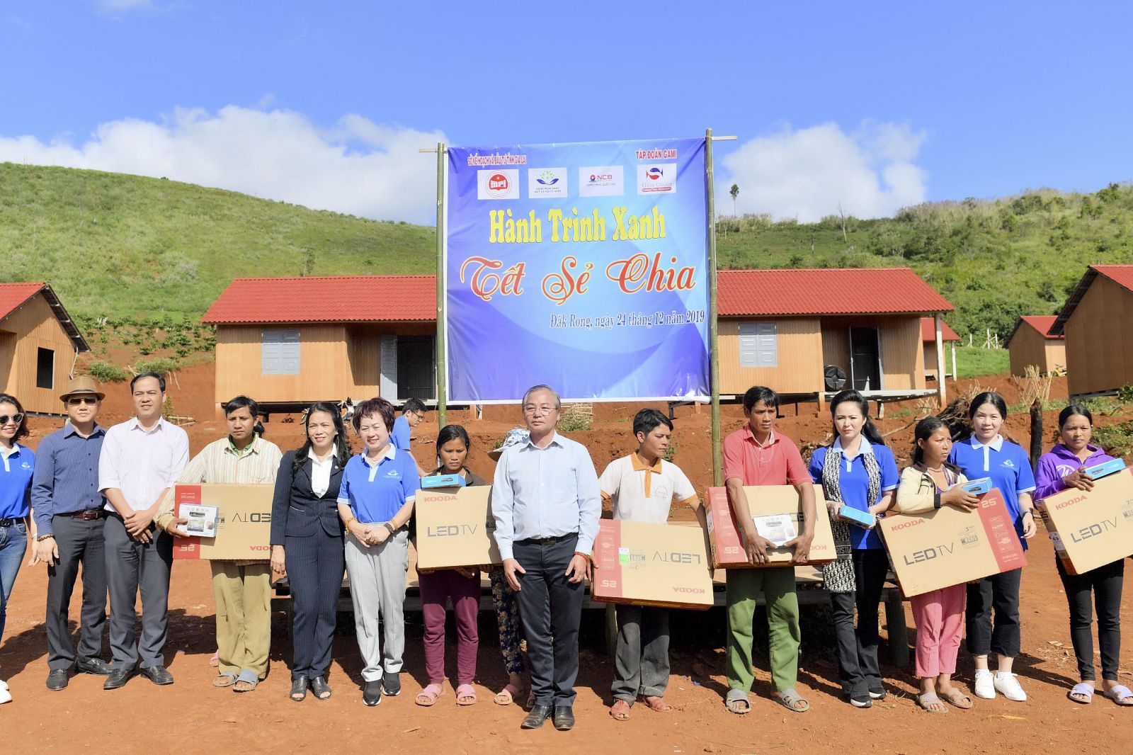 Ông Phạm Công Thành – Phó Giám đốc Sở Kế hoạch và Đầu tư tỉnh Gia Lai (thứ 8 từ trái sang) cùng lãnh đạo Quỹ Hành Trình Xanh trao tặng tivi cho các hộ nghèo