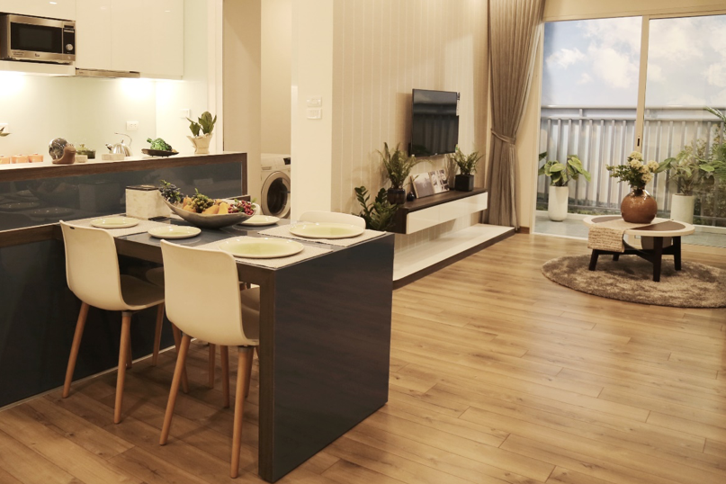  Một phần không gian phòng khách và phòng bếp tại Anland Premium