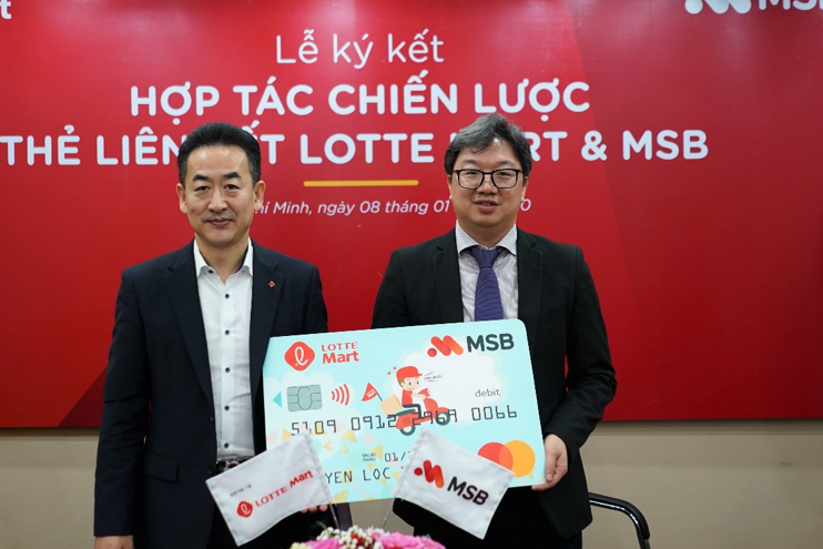 Ông Kang Min Ho – Tổng giám đốc LOTTE Mart Việt Nam và ông Nguyễn Hoàng Linhp/– Phó Tổng giám đốc MSB đại diện hai bên ký kết hợp tác.