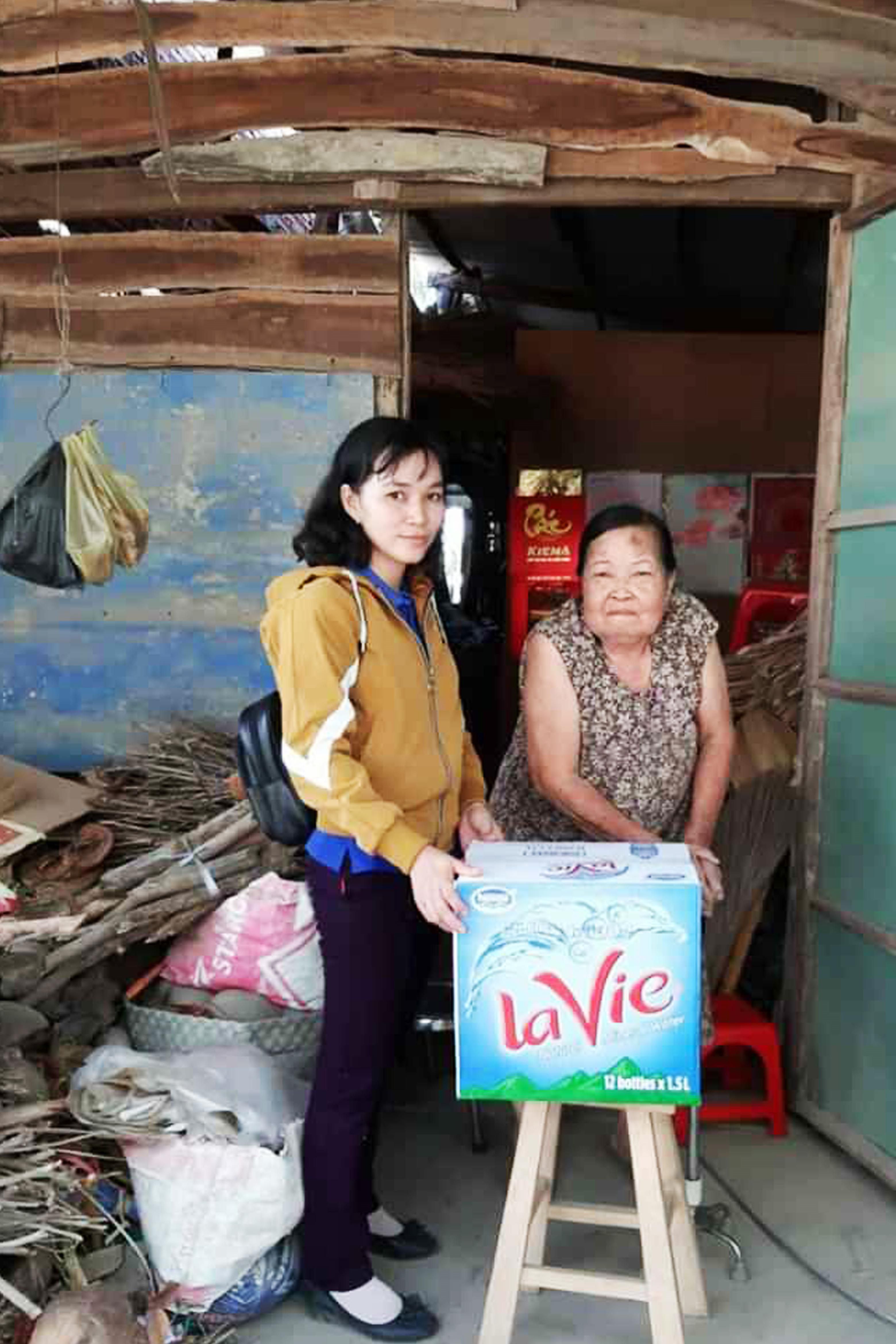 Công ty Lavie hỗ trợ nước ngọt cho bà con nông dân Ba Tri-BếnTre