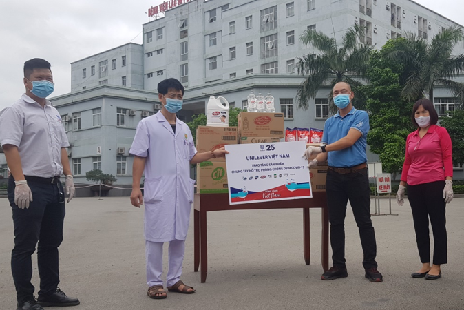  Bênh viện dã chiến tại Quảng Ninh tiếp nhận sản phẩm trao tặng của Unilever 