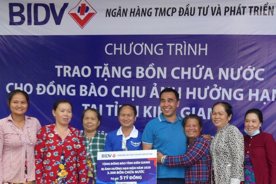 Người dân tại Kiên GiangBIDV ủng hộ 13.300 bồn chứa nước
