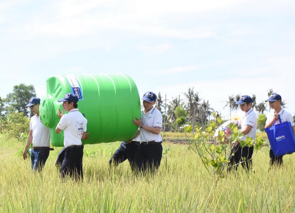 BIDV tổ chức chương trình công bố trao tặng trước 2.000 bồn chứa nước trị giá 3 tỷ đồng cho bà con nhân dân tại các địa phương là thành phố Cà Mau,