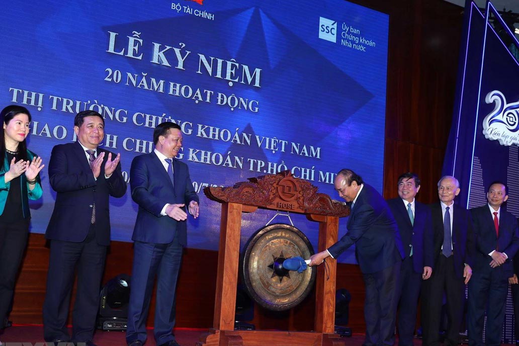 Thủ tướng Chính phủ Nguyễn Xuân Phúc đánh cồng tại Lễ Kỷ niệm 20 năm thành lập TTCK Việt Nam