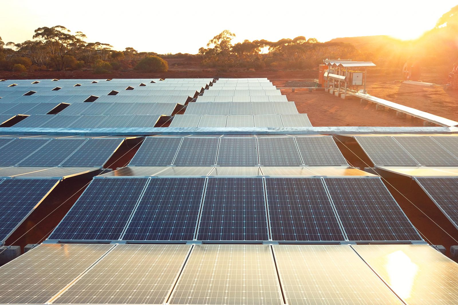 AES và 5B sẽ hỗ trợ khách hàng thúc đẩy việc sử dụng năng lượng mặt trời.p/Tổng vốn đầu tư toàn cầu vào thị trường năng lượng mặt trời trong giai đoạn 2021-2025 dự kiến sẽ đạt 613 tỷ đô la Mỹ 
