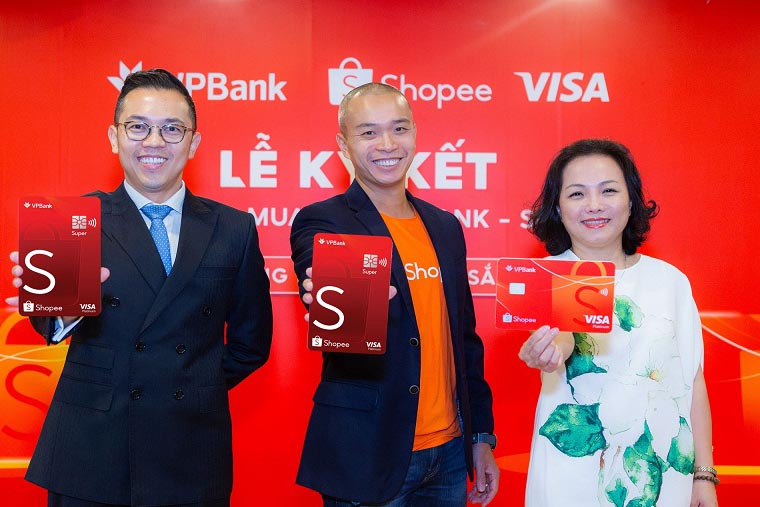 Đại diện ba bên Visa, Shopee và VPBank trong buổi ra mắt sản phẩm