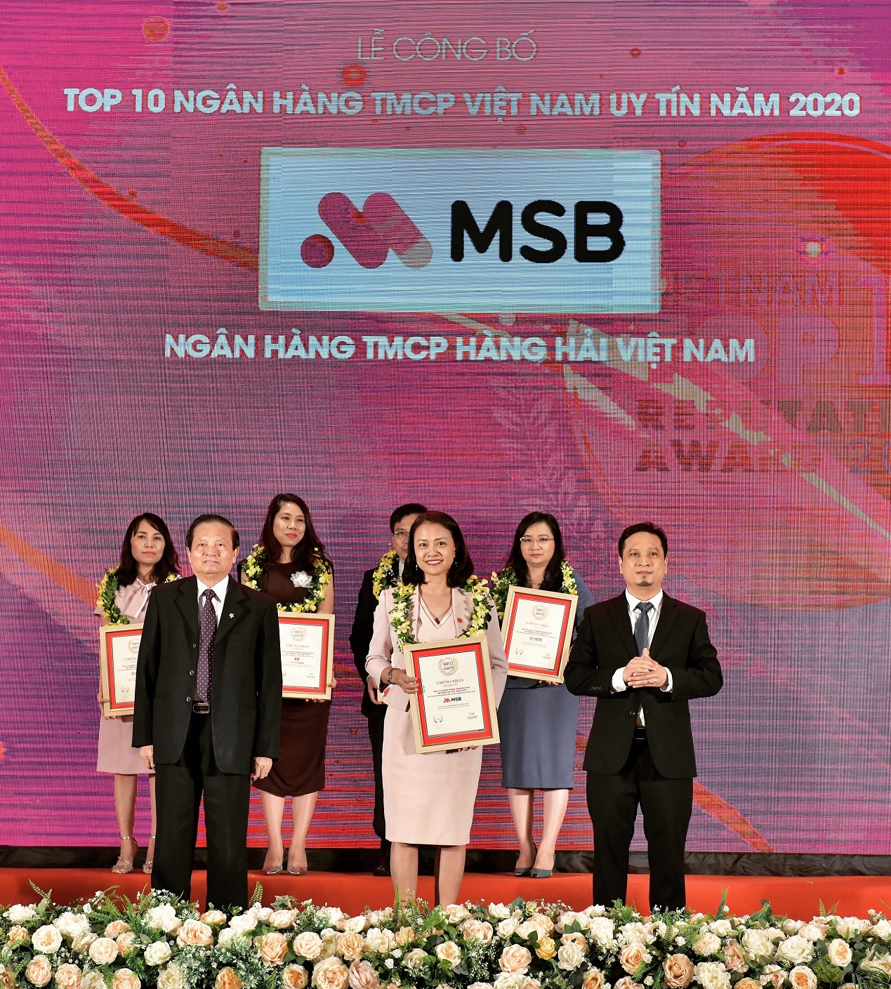 Bà Nguyễn Thị Mỹ Hạnh, Phó TGĐ NH Bán lẻ MSB vinh dự nhận vinh danh Top 10