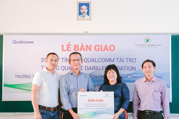 Ngày 24/11 vừa qua, đại diện Qualcomm cùng Quỹ Dariu đã hoàn thành Lễ bàn giao máy tính ACPC tại Hậu Giang, hoàn thành kế hoạch trao máy tính xách tay cho 23 trường học tại các tỉnh miền Nam
