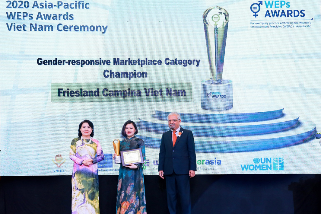 Bà Phan Nam Trân (giữa), Giám đốc Nhân sự FrieslandCampina Việt Nam nhận giải thưởng “Bình đẳng giới trên thị trường
