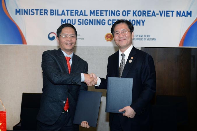 Bộ trưởng Bộ Công thương Trần Tuấn Anh cùng Bộ trưởng Hàn Quốc tại cuộc họp Hỗn hợp giữa hai nước