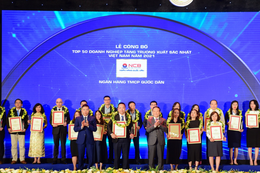 Đại diện NCB, ông Nguyễn Danh Hải – Phó Tổng Giám đốc nhận giải thưởng Top 50 doanh nghiệp tăng trưởng xuất sắc nhất Việt Nam