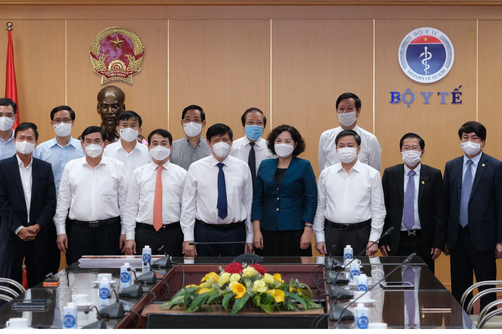 Thống đốc NHNN Nguyễn Thị Hồng cùng Bộ trưởng Bộ Y tế tại Lễ