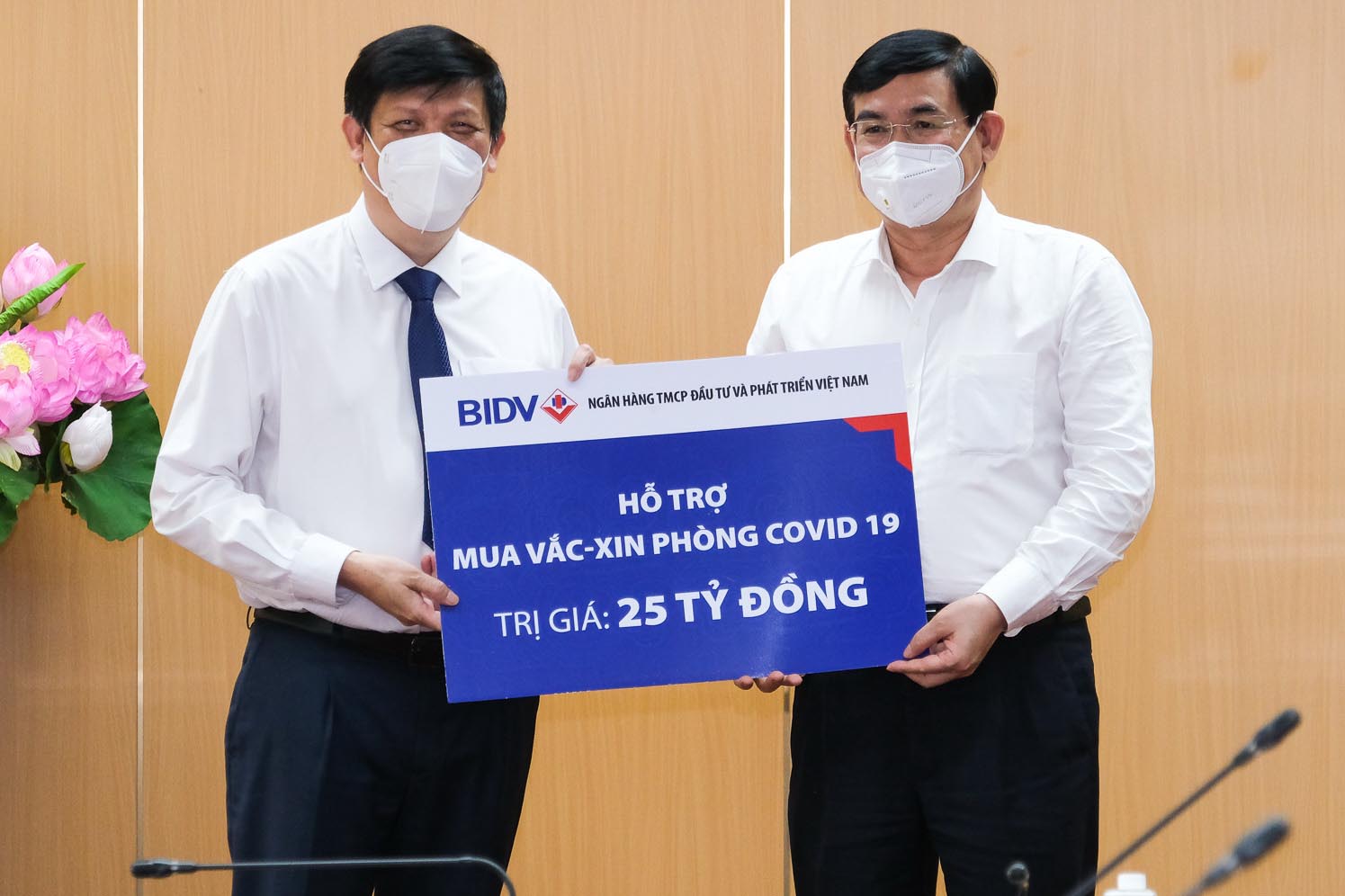 Ông Phan Đức Tú-Chủ tịch HĐQT BIDV trao biển hỗ trợ mua vắc xin cho Bộ Y tế 25 ngàn tỷ đồng