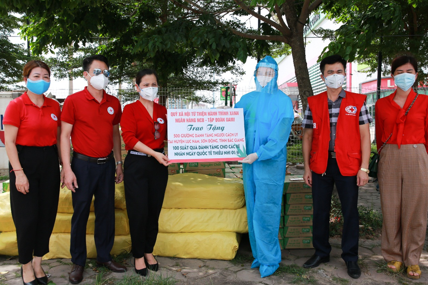 Đại diện Quỹ HTX trao tặng 500 giường phục vụ công tác phòng chống dịch tại Bắc Giang