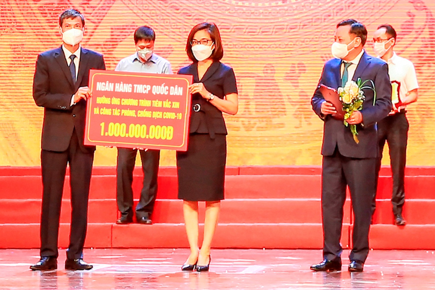  Bà Lê Kim Chi – Phó Tổng Giám đốc NCB trao số tiền 1 tỷ đồng cho Quỹ tiêm Vắc xin và phòng chống Covid-19 TP. Hà Nội