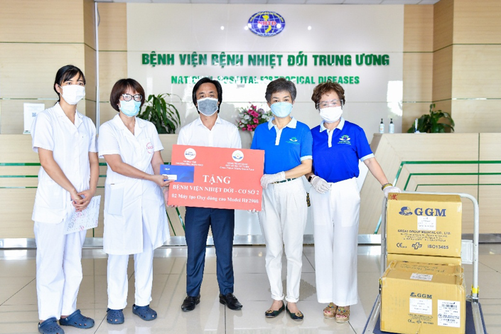  Bà Trần Hải Anh – Chủ tịch Quỹ Hành Trình Xanh tặng 02 máy tạo oxy cho bệnh viện nhiệt đới Trung ương ngày 17/6/2021