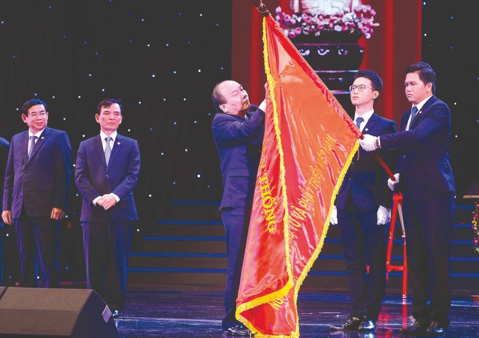 hủ tướng Nguyễn Xuân Phúc (nay là Chủ tịch Nước) gắn Huân chương Lao động hạng Nhất lên Lá cờ truyền thống của BIDV (năm 2017)