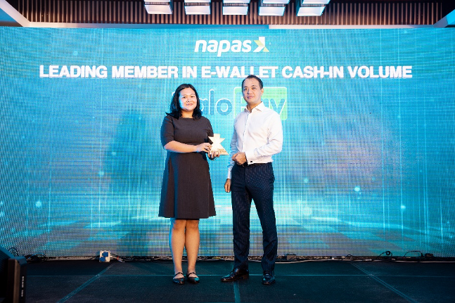Đại diện Zalopay lên nhận giải thưởng TGTT dẫn đầu về doanh số Nạp tiền ví điện tử