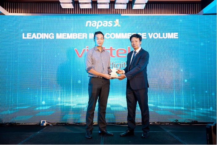 Tổng giám đốc Napas trao giải cho đại diện Viettel Digital